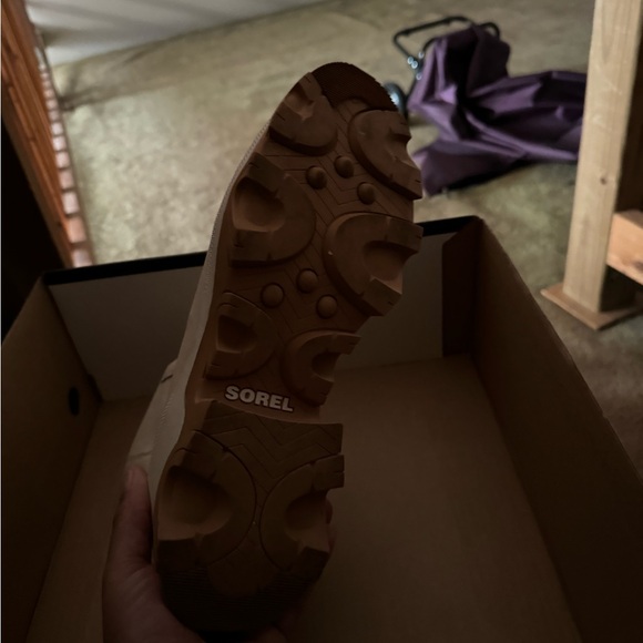 Sorel boots worn once size 10 - Picture 2 of 2